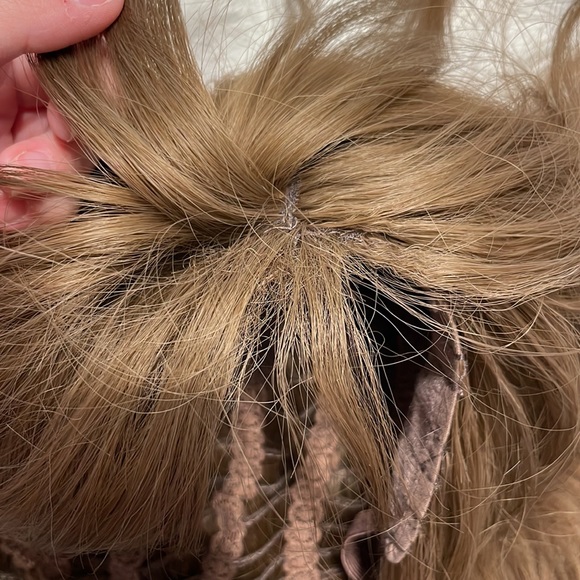 Caramel blonde short synthetic wig - Picture 6 of 7